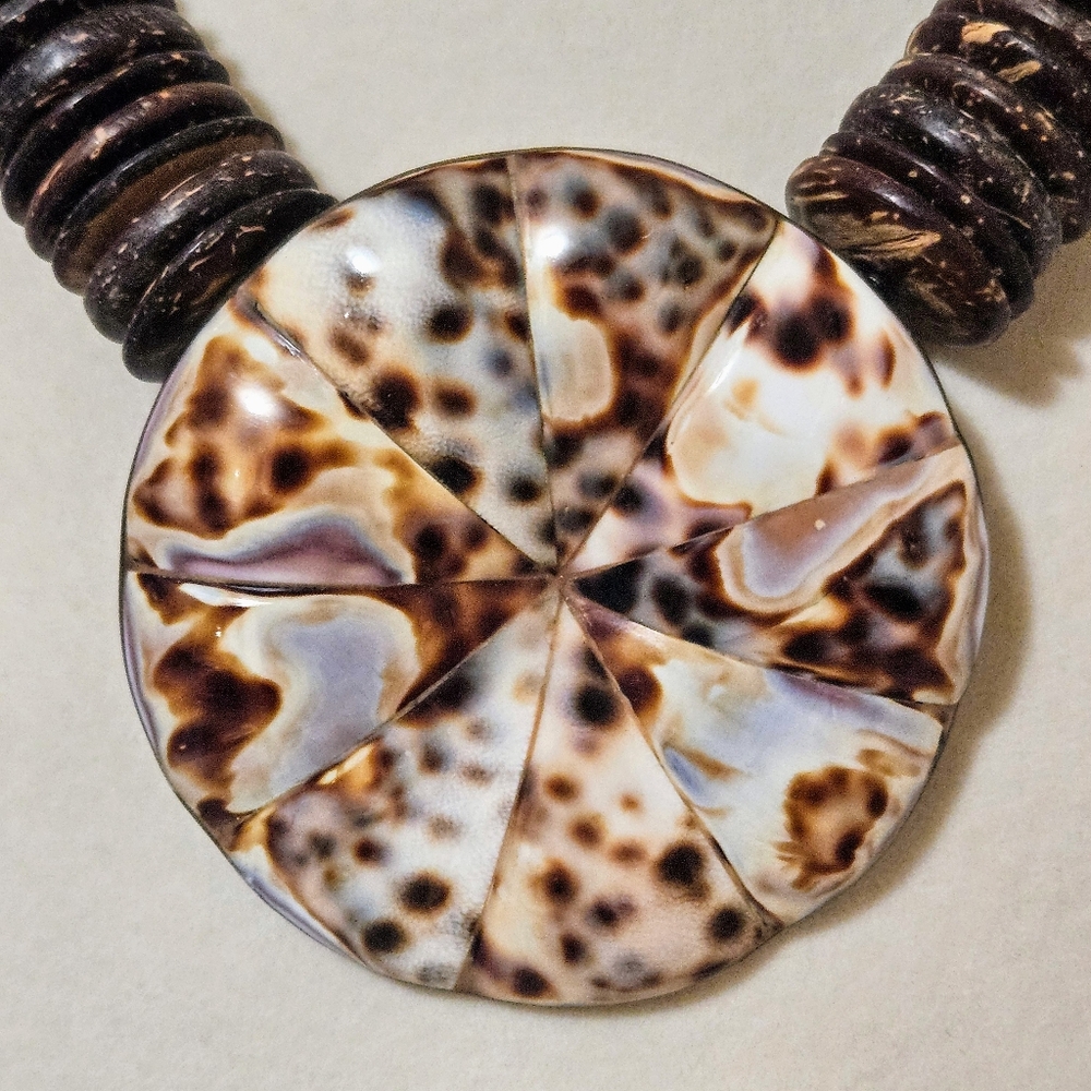 Elegant Seashell and Wood Pendant Necklace